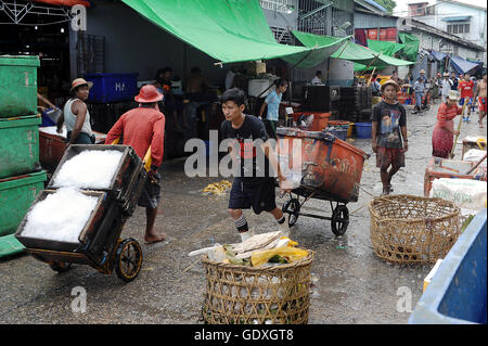 San al contrario Pya il mercato del pesce di Yangon Foto Stock