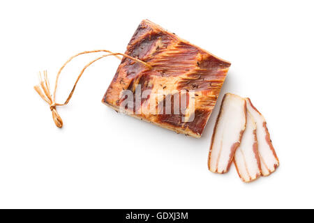 Fette di pancetta affumicata isolati su sfondo bianco. Foto Stock