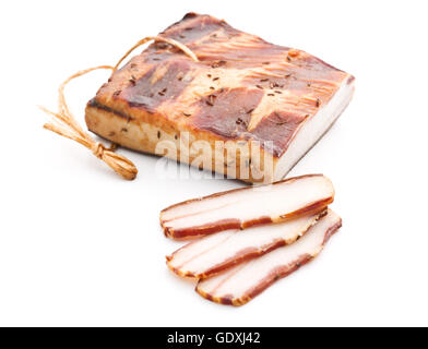 Fette di pancetta affumicata isolati su sfondo bianco. Foto Stock