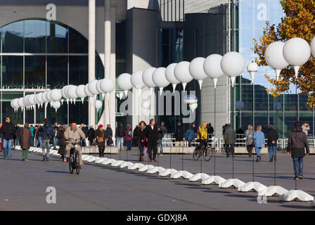 Lichtgrenze (Confine di luce) in occasione del XXV anniversario della caduta del muro di Berlino Foto Stock