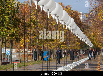 Lichtgrenze (Confine di luce) in occasione del XXV anniversario della caduta del muro di Berlino Foto Stock