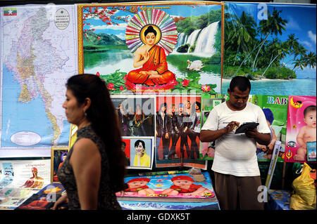 Venditore ambulante con telefono cellulare di Yangon Foto Stock