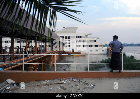 Molo al fiume Yangon Foto Stock