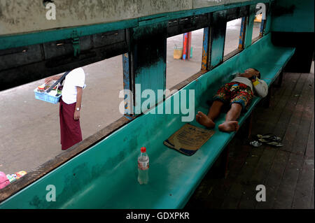 MYANMAR. Yangon. 2013. Stazione ferroviaria circolare Foto Stock