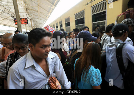 MYANMAR. Yangon. 2014. La stazione ferroviaria centrale Foto Stock