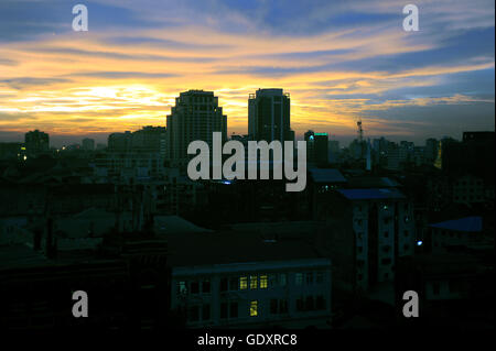 MYANMAR. Yangon. 2014. Il tramonto sulla città Foto Stock