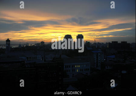 MYANMAR. Yangon. 2014. Il tramonto sulla città Foto Stock