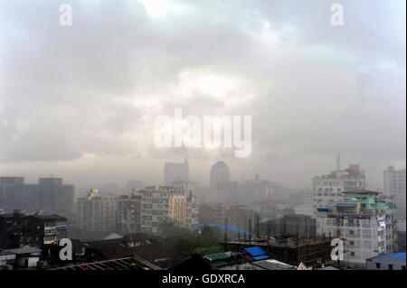 MYANMAR. Yangon. 2014. Tempesta sulla città Foto Stock