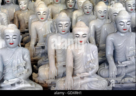 MYANMAR. Yangon. 2013. Statue di Buddha Foto Stock