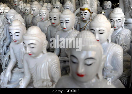 MYANMAR. Yangon. 2013. Statue di Buddha Foto Stock