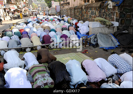 INDIA. Mumbai. 2011. La preghiera del venerdì Foto Stock