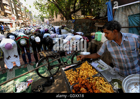 INDIA. Mumbai. 2011. La preghiera del venerdì Foto Stock