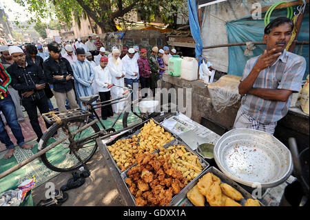 INDIA. Mumbai. 2011. La preghiera del venerdì Foto Stock