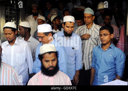 MYANMAR. Yangon. 2015. I musulmani dopo la preghiera Foto Stock
