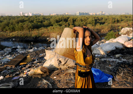 INDIA. Mumbai. 2011. Scavenger in Dharavi Foto Stock