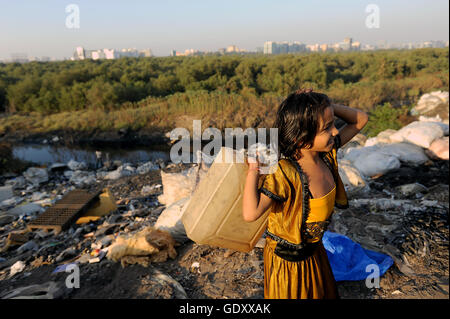 INDIA. Mumbai. 2011. Scavenger in Dharavi Foto Stock