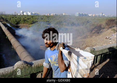 INDIA. Mumbai. 2011. Scavenger in Dharavi Foto Stock