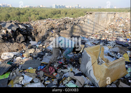 INDIA. Mumbai. 2011. Scavenger in Dharavi Foto Stock