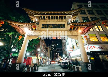 Il cancello di Chinatown di notte a Boston, Massachusetts. Foto Stock