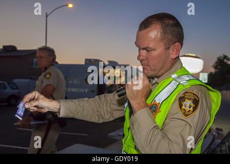 Las Vegas, Nevada - un funzionario di polizia detiene un campo Duquenois-Levine kit di prova che egli ha detto mostra la presenza di marijuana. Foto Stock