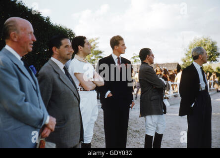 Crown Prince Juan Carlos, guardando i piloti a cavallo presso il Club de Campo Villa de Madrid, un country club in Spagna. Foto Stock