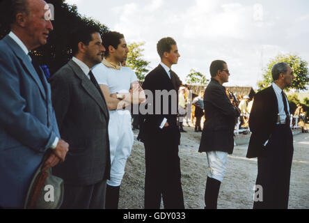 Crown Prince Juan Carlos, guardando i piloti a cavallo presso il Club de Campo Villa de Madrid, un country club in Spagna. Foto Stock