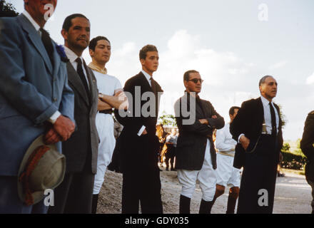 Crown Prince Juan Carlos, guardando i piloti a cavallo presso il Club de Campo Villa de Madrid, un country club in Spagna. Foto Stock