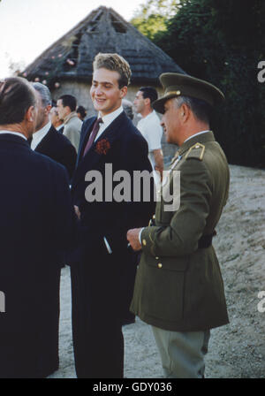 Crown Prince Juan Carlos, guardando i piloti a cavallo presso il Club de Campo Villa de Madrid, un country club in Spagna. Foto Stock