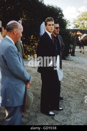 Crown Prince Juan Carlos, guardando i piloti a cavallo presso il Club de Campo Villa de Madrid, un country club in Spagna. Foto Stock