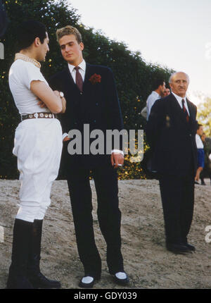 Crown Prince Juan Carlos, guardando i piloti a cavallo presso il Club de Campo Villa de Madrid, un country club in Spagna. Foto Stock