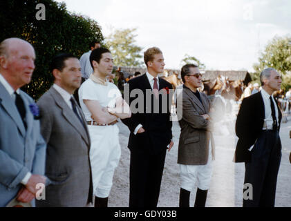 Crown Prince Juan Carlos, guardando i piloti a cavallo presso il Club de Campo Villa de Madrid, un country club in Spagna. Foto Stock