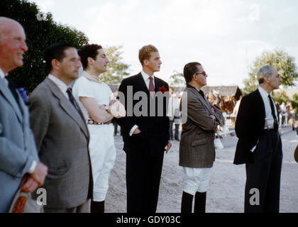 Crown Prince Juan Carlos, guardando i piloti a cavallo presso il Club de Campo Villa de Madrid, un country club in Spagna. Foto Stock