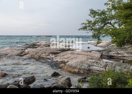 Surf sulla spiaggia di ciottoli del lago Superior, Canada Foto Stock