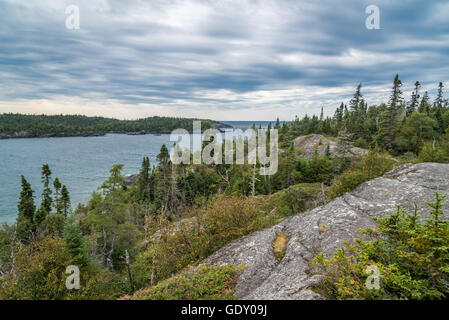 Autostrada lungo acque blu del lago Superior shore Foto Stock