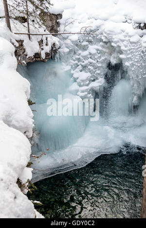 Percorso a Johnston cascata nel Parco di Banff, Alberta, Canada Foto Stock