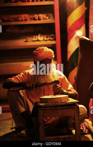 Il vecchio tradizionale di lavoro dello scultore su legno Foto Stock