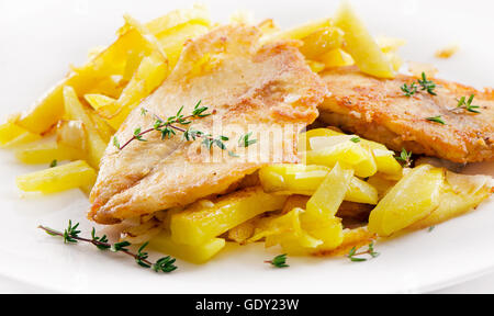 Pesce e patatine con erbe fresche. Messa a fuoco selettiva Foto Stock