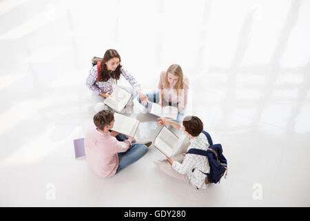 Angolo di alta vista di studenti del college con libri seduti in cerchio Foto Stock