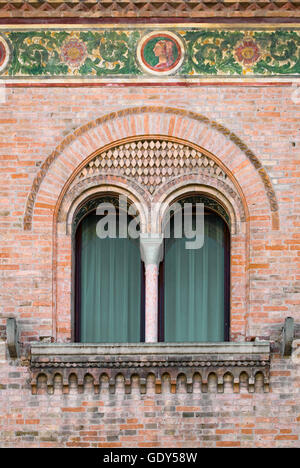 Bifora di italiano palazzo medievale. Foto Stock