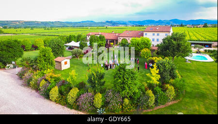 Vista aerea di una vecchia casa colonica nei vigneti nella regione di Soave, Italia. Foto Stock