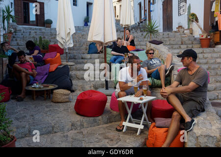 Geografia / viaggi, Baleari Spagna Islds., Ibiza, Eivissa, Dalt Vila, turisti in un bar esterno, Additional-Rights-Clearance-Info-Not-Available Foto Stock