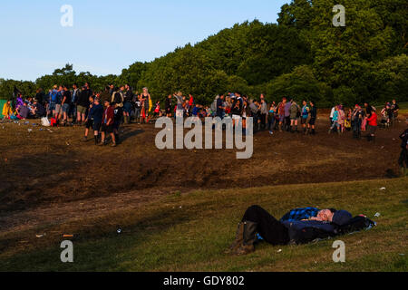 Glastonbury Festival il 23/06/2016 presso l'azienda agricola degna, Pilton. Nella foto: una giovane coppia lay out coccole nella serata estiva sun . Foto di Julie Edwards Foto Stock