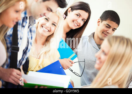 Gruppo di sorridere gli studenti universitari in piedi insieme. Foto Stock