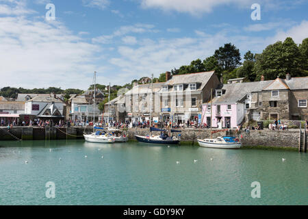 Imbarcazioni da diporto ormeggiata in porto a Padstow Cornwall Regno Unito in estate Foto Stock