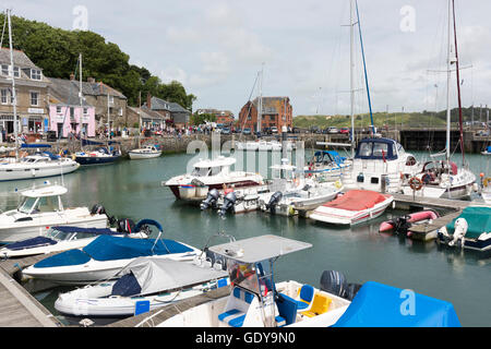 Imbarcazioni da diporto ormeggiata in porto a Padstow Cornwall Regno Unito in estate Foto Stock