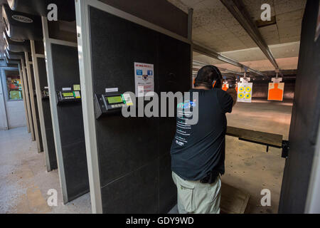 Las Vegas, Nevada - un uomo incendi la sua pistola a lo sconto armi Munizioni + piscina poligono di tiro. Foto Stock