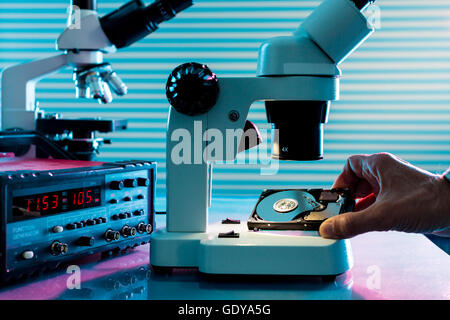 Controllo dispositivo microelettronico in un microscopio di laboratorio Foto Stock