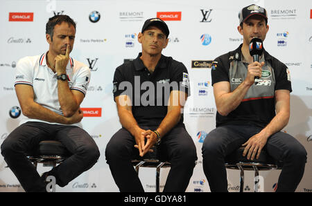 (Da sinistra a destra) Groupama Team Francia skipper Frank Cammas, Artemis Racing Helmsan Francesco Bruni e Land Rover BAR Team Principal, Skipper e timoniere Sir Ben Ainslie durante una conferenza stampa tenutasi il giorno uno della Coppa America Portsmouth evento. Foto Stock