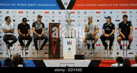 (Da sinistra a destra) Groupama Team Francia skipper Frank Cammas, Artemis Racing Helmsan Francesco Bruni, Land Rover BAR Team Principal, Skipper e timoniere Sir Ben Ainslie, team Oracle USA skipper e timoniere Jimmy Spithill, Emirates Team New Zealand skipper e direttore di vela Glenn Ashby e team di SOFTBANK Giappone del CEO e Skipper Dean Barker durante una conferenza stampa tenutasi il giorno uno della Coppa America Portsmouth evento. Foto Stock