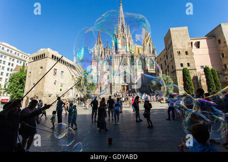 Spagna : Barcellona Barcellona è la capitale cosmopolita della Spagna Catalogna. Essa è definita da arte non convenzionale e un Foto Stock